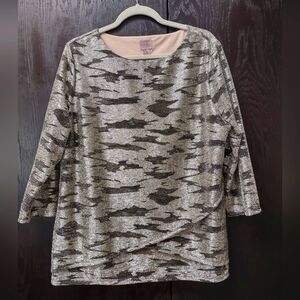 Gorgeous Chicos Easy wear top size 3 which is XL, brushed gold